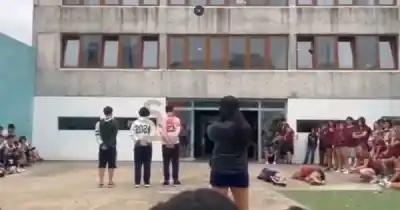Estudiantes recrearon escenas de fusilamientos para sus camperas y la polémica estalló en redes