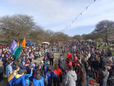 Salsipuedes se tiñó de colores: la fiesta que reunió a miles de jóvenes y sorprendió a todos