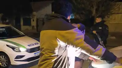 Viajaron de Neuquén a Allen en un remís y terminaron detenidos: qué encontró la policía