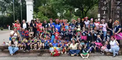 Más de 40 nenes invadieron el centro de Posadas con flores amarillas y algo inesperado