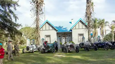 Una caravana de autos de los años 20 sorprendió en los caminos rurales de Santa Fe: qué había en cada parada