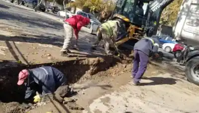 Cierran una calle clave de Rivadavia: la obra que tiene a los vecinos mirando el tanque de agua