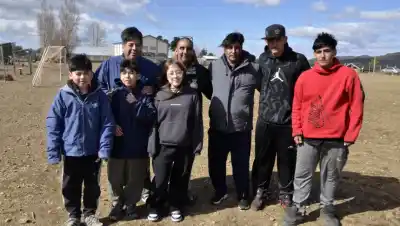 Un grupo de pibes de Bariloche se cansó de pedir y ahora transforma tres barrios