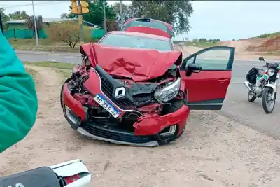 Chocaron un camión y un auto en Almafuerte y Circunvalación: lo que dejó el impacto