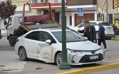 Trelew: una Amarok embistió a un Corolla y el auto terminó donde nadie esperaba