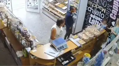 Un hombre se detuvo afuera del local y realizó un acto que alertó a todos
