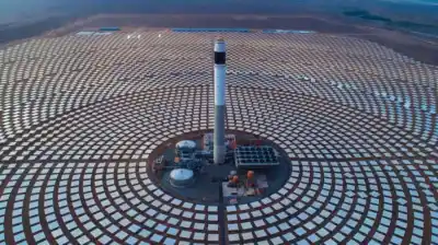 El desierto marroquí esconde una torre de 250 metros que sigue generando energía cuando cae el sol