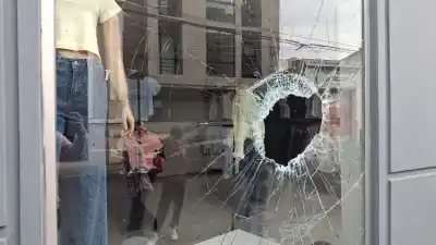 Reventó la vidriera de un local en el centro, pero lo que hallaron adentro lo complicó para siempre