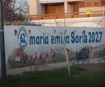Un paredón amaneció con Cristina y Soria juntas, pero alguien corrió con un balde de pintura blanca