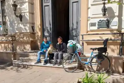 Trabaja hace 20 años en una municipalidad bonaerense y hoy duerme en una plaza con su familia