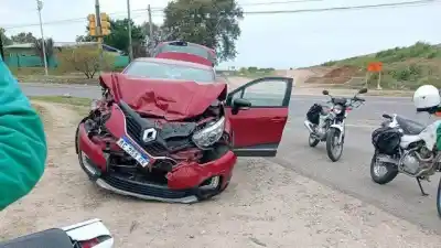 Choque entre camión y auto en Paraná: los bomberos llegaron y encontraron algo que llamó la atención