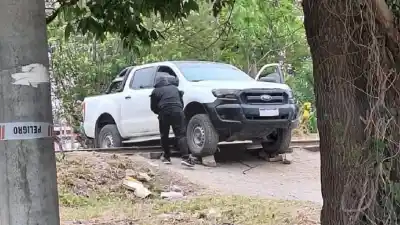 Metió su 4x4 en las vías del tren en Salta y lo que pasó después lo dejó en ridículo