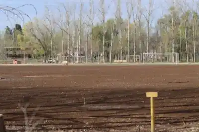 El Centro de Jubilados avanza con las canchas de fútbol y estalló la polémica con un vecino