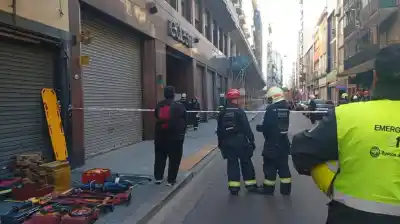 La terraza del edificio de Edesur en Monserrat volvió a ceder y cuatro trabajadores terminaron en el piso