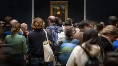 Colgaron sus propios cuadros junto a la Mona Lisa y la reacción de la seguridad no fue la que esperaban