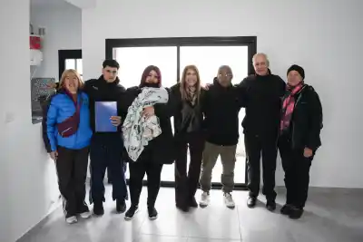 Ocho familias de Isla Maciel recibieron las llaves de su nueva casa: dónde están las viviendas