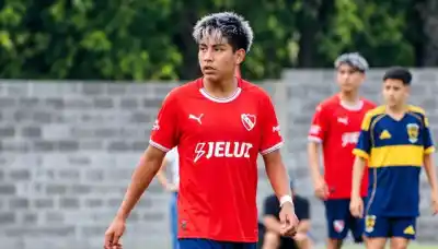 El pibe de Fiambalá que se hizo un lugar en el Rojo y ya sabe lo que es ganarle a Boca