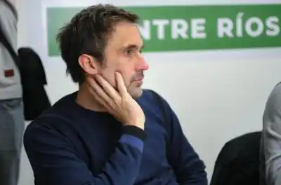 El video en plena sesión que desató un escándalo: "Es una birome", se defendió el diputado