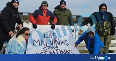 Viajó a Malvinas 44 años después y llevó una bandera que dio la vuelta al mundo