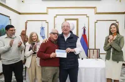 Passalacqua entregó vouchers a 45 bibliotecas, pero hay un detalle que pocos conocen