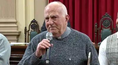 Un cura fue homenajeado en la Legislatura y quebró en llanto: "El mejor regalo de mi vida"