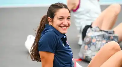 Nadie la tenía en cuenta, pero terminó bailando en la pista con una medalla colgada