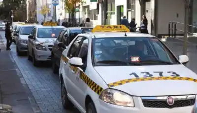 Taxistas de Tucumán estacionaron frente a la Municipalidad y acusan al municipio por el caos de tránsito