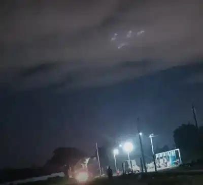 Luces suspendidas en la noche: ¿Qué captaron los vecinos en el cielo?