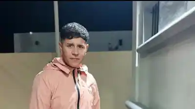 Trabajaba en el techo de un galpón y pisó algo que no aguantó su peso
