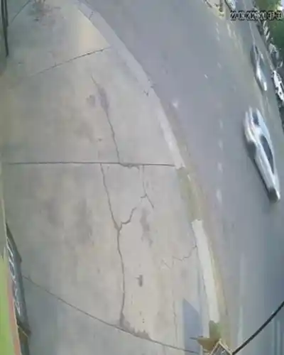 Impacto a toda velocidad en una esquina de Rawson: uno de los autos terminó donde nadie esperaba