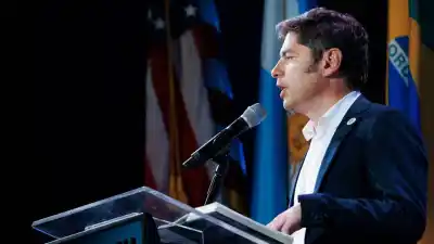 Kicillof viajó a Nueva York, cruzó a Milei y lanzó una advertencia que incomoda al Gobierno
