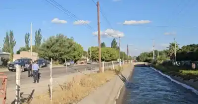 Iba a comprar pan, se desvaneció y terminó en un canal: la cadena humana que la salvó