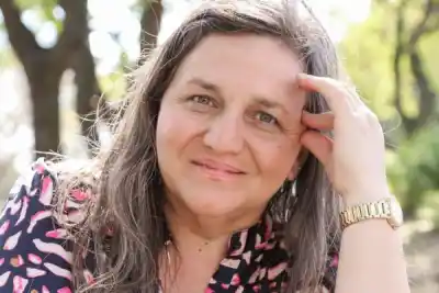 Se fue a los 18 para ser médica y volvió con una novela que desnuda un siglo de secretos santiagueños