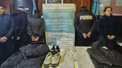 Volcaron en el Acceso Sudeste tras perseguir a cuatro adolescentes que asaltaban a choferes de aplicación