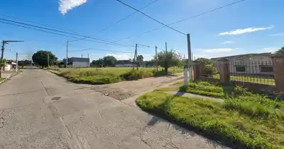 Fue a llevar a sus hijos a la escuela y vio algo en la cancha de Barrio Vial