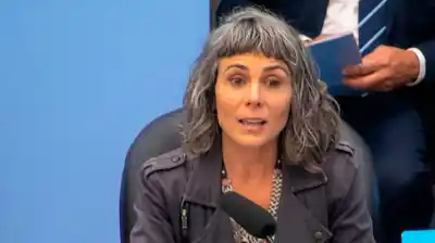 Le mandaron un mensaje, no lo abrió: días después descubrió que una IA la había puesto en la mira