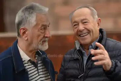 Alberto lo acusó de arrodillarse, pero ahora debería caminar detrás de Adolfo