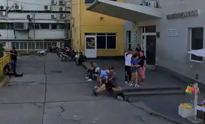 Duermen en la calle para no soltarle la mano a sus hijos internados en el Hospital de Niños