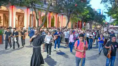 Violines que partieron desde una iglesia marcaron el inicio de una celebración que culminó con una misa especial