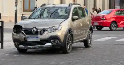 Chocaron dos autos en pleno centro de Salta y la Policía tomó una drástica decisión