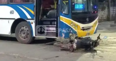 Un gendarme iba a trabajar en moto y terminó en el hospital tras chocar con un colectivo