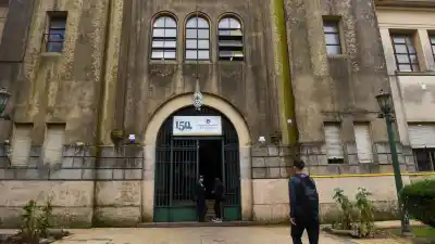 Escándalo en el ex Nacional 1: una protesta terminó con un docente detenido y liberado