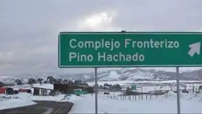 Amaneció con hielo y nieve: el paso a Chile que quedó intransitable y los que siguen abiertos con cadenas obligatorias