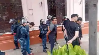 Fueron a reclamar sus haberes a Casa de Gobierno y terminaron detenidos: el video del traslado