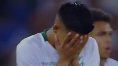 La imagen que resume el dolor y la emoción en un partido clave: un jugador se agarra la cabeza mientras un hincha festeja llorando