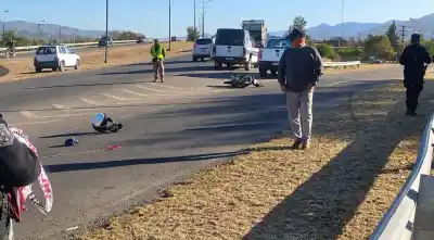Moto y camioneta chocaron en avenida Bolivia: el motociclista terminó tendido en el asfalto