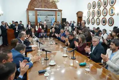 Figueroa firmó con los intendentes y hay un número que lo cambia todo