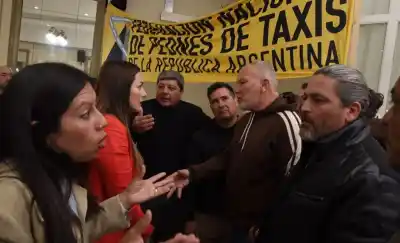 El Concejo y los taxistas se vuelven a sentar: el borrador que pidió Bompadre sigue sin cerrarse