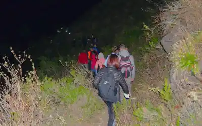La Cumbre se ilumina de noche: la caminata que arranca en el Cristo y termina en el dique
