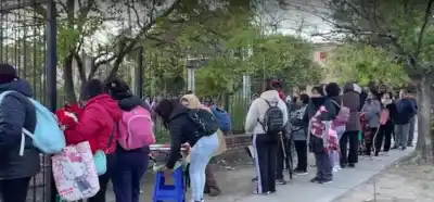 Durmió con su bebé en la vereda del Gorriti para conseguir un banco: "Yo no estudié nunca"